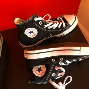 Black and white converse like new